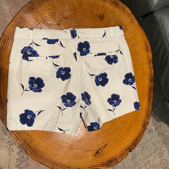 Banana Republic White Shorts Blue Purple Flowers Chino Print Tailored Size 8 - Picture 2 of 9